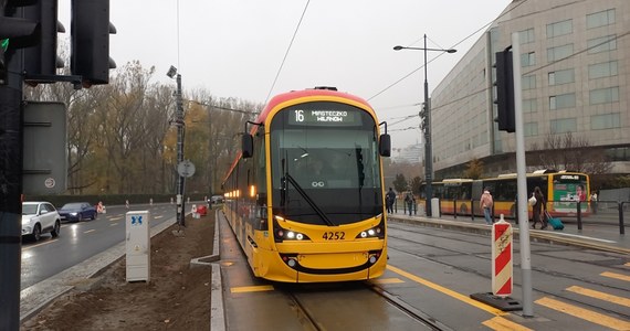 Ponad dwa lata mieszkańcy warszawskiego Wilanowa czekali na powrót linii tramwajowej. Pierwsi pasażerowie od wtorku korzystają z nowego środka komunikacji w tej części stolicy.