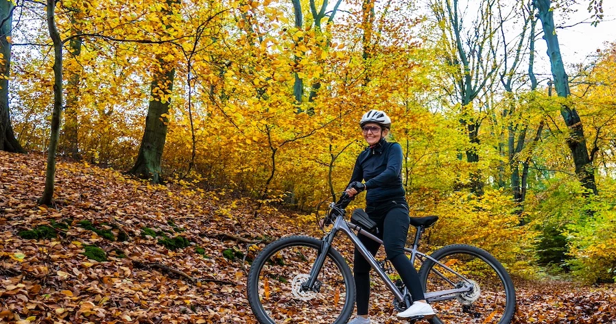 Jazda na rowerze jesienią może być świetnym doświadczeniem