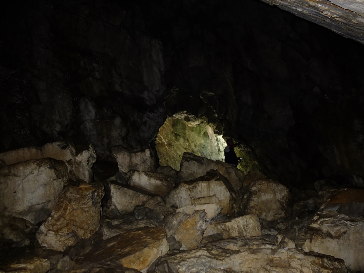 Jaskinia Raptawicka w Tatrach oraz czarny szlak prowadzący do niej zostały we wtorek zamknięte do odwołania z uwagi na obryw skalny, który stwarza zagrożenie dla zwiedzających - informuje Tatrzański Park Narodowy.