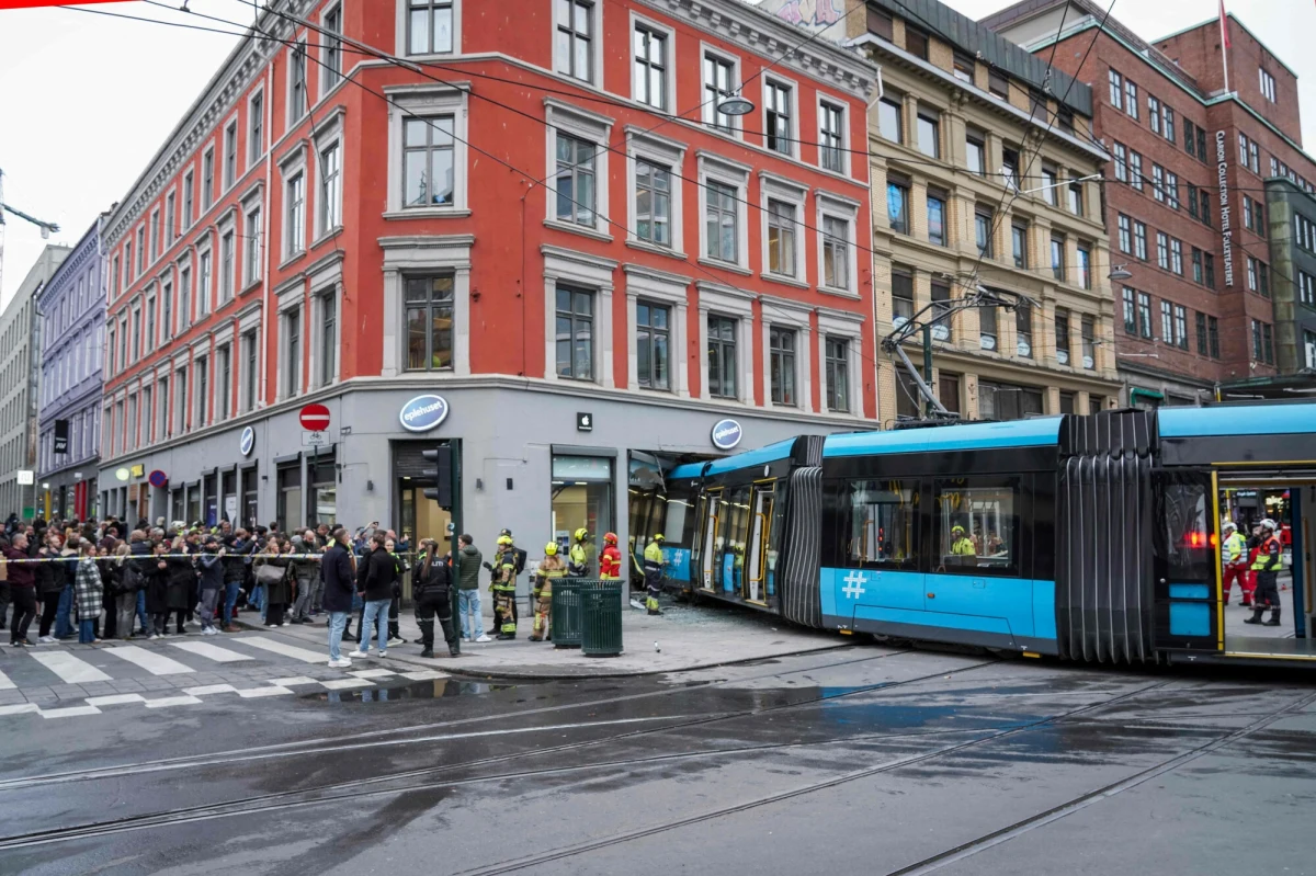 Groźny wypadek w centrum stolicy Norwegii, Oslo. Tramwaj uderzył w sklep. Świadkowie opowiadają o hukach i kompletnym chaosie.