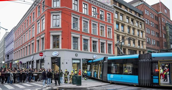 Groźny wypadek w centrum stolicy Norwegii, Oslo. Tramwaj uderzył w sklep. Świadkowie opowiadają o hukach i kompletnym chaosie.