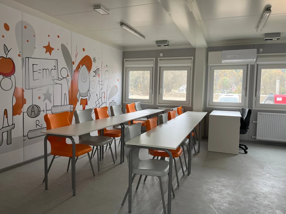 Na ten dzień mieszkańcy Żelazna koło Kłodzka czekali od wrześniowej powodzi. W środowe południe zostanie otwarta nowa szkoła modułowa. Wybudowano ją w zaledwie 8 dni z gotowych elementów. To dar od prywatnej firmy, która przejęła się losem uczniów i przedszkolaków. Ich dotychczasowa placówka została zalana.