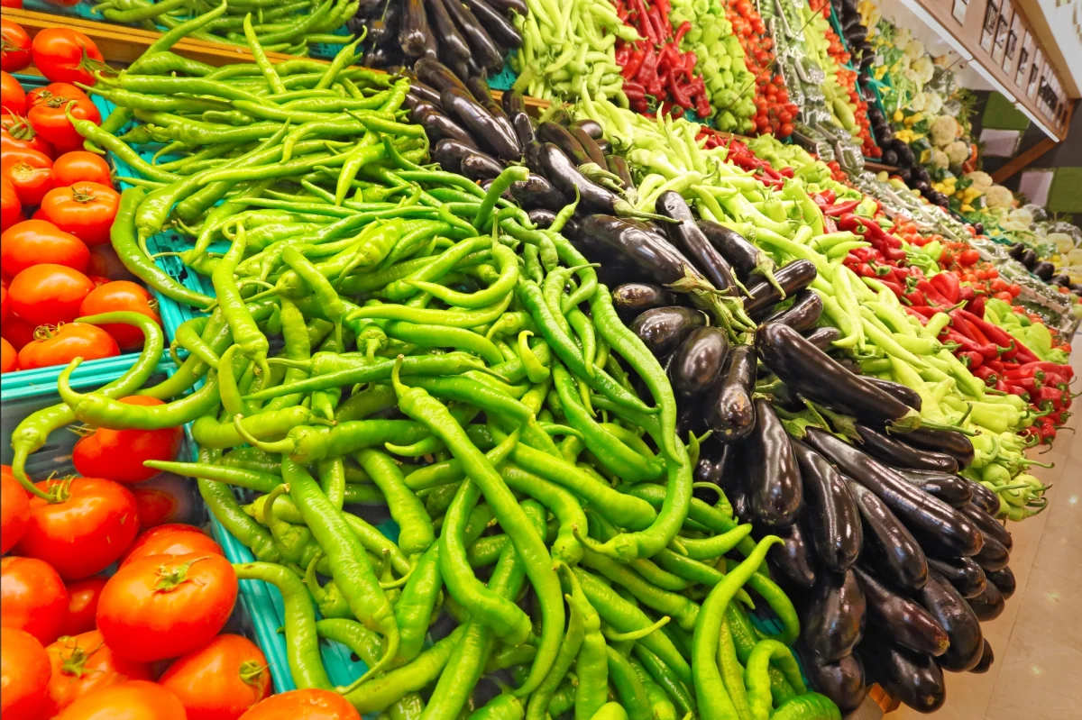 Ceny krajowych warzyw i owoców idą w górę. Na rynku hurtowym w Broniszach woj. mazowieckie maleje ilość polskich warzyw, zastępowane są importowanymi. Coraz więcej owoców jest sprowadzanych z zagranicy, a ceny rosną.