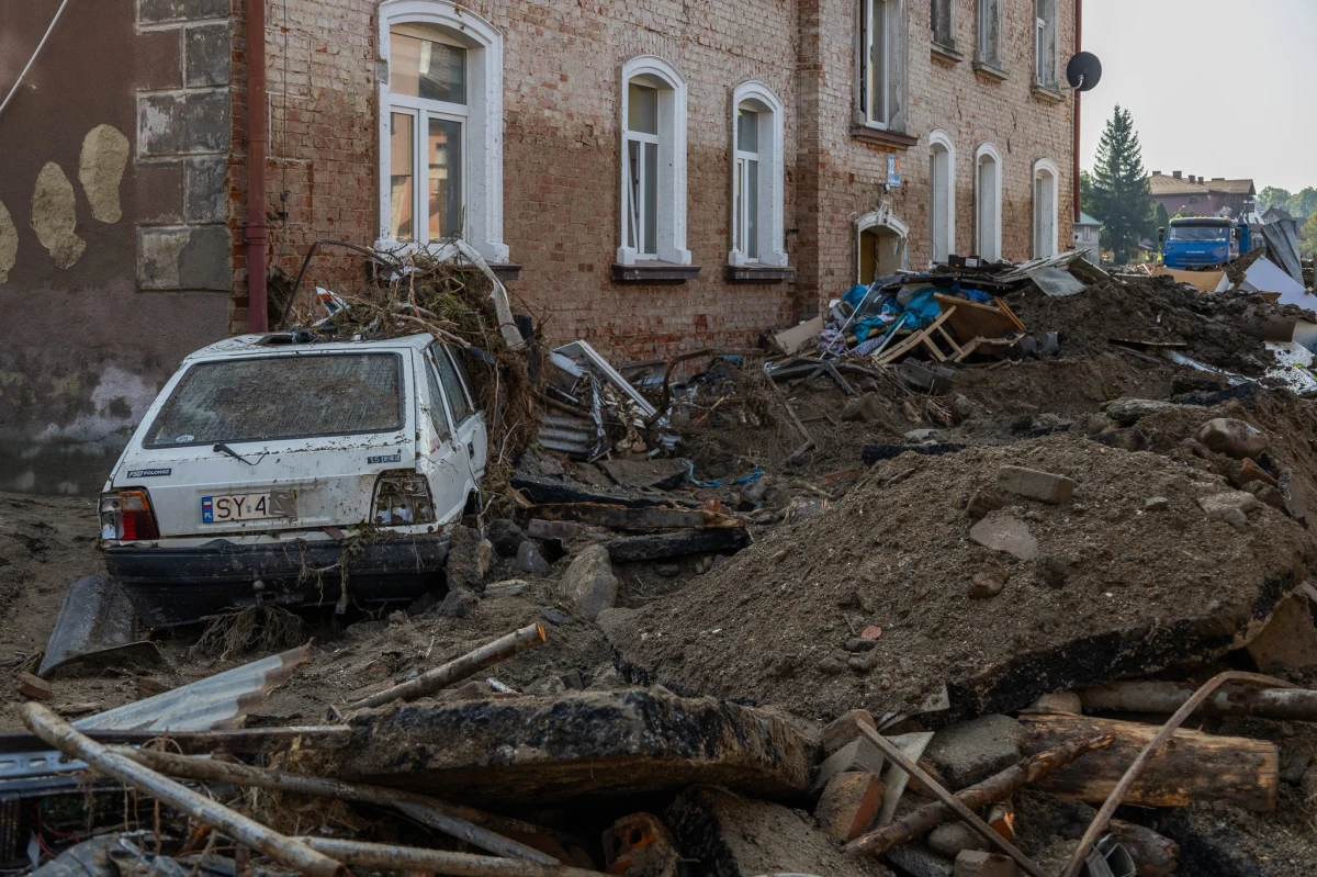 Na tereny dotknięte przez powódź zostali skierowani dodatkowi inspektorzy nadzoru budowlanego oraz inżynierowie z Polskiej Izby Inżynierów Budownictwa. W większości gmin komisje zakończyły już prace. Zasiłki do 200 tys. zł na odbudowę domów zostały już wypłacone 426 rodzinom. Na rozpatrzenie wniosków o ten zasiłek czekają jeszcze 92 rodziny - ustalił reporter RMF FM Jakub Rybski.
