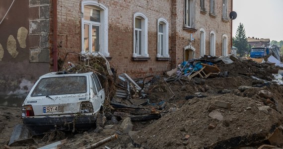 Na tereny dotknięte przez powódź zostali skierowani dodatkowi inspektorzy nadzoru budowlanego oraz inżynierowie z Polskiej Izby Inżynierów Budownictwa. W większości gmin komisje zakończyły już prace. Zasiłki do 200 tys. zł na odbudowę domów zostały już wypłacone 426 rodzinom. Na rozpatrzenie wniosków o ten zasiłek czekają jeszcze 92 rodziny - ustalił reporter RMF FM Jakub Rybski.