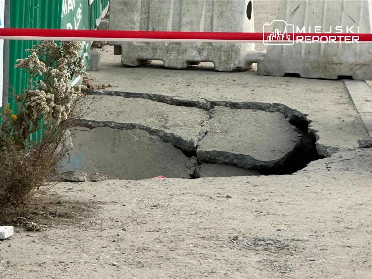 ​Na terenie budowy stacji metra Chrzanów na warszawskim Bemowie powstały cztery zapadliska o łącznej powierzchni ok. 10 metrów kwadratowych. Do wykopu wlewa się woda; ul. Szeligowska jest nieprzejezdna.