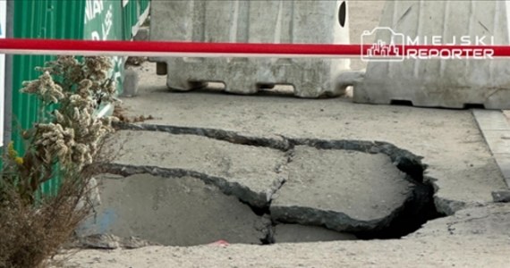 ​Na terenie budowy stacji metra Chrzanów na warszawskim Bemowie powstały cztery zapadliska o łącznej powierzchni ok. 10 metrów kwadratowych. Do wykopu wlewa się woda; ul. Szeligowska jest nieprzejezdna.