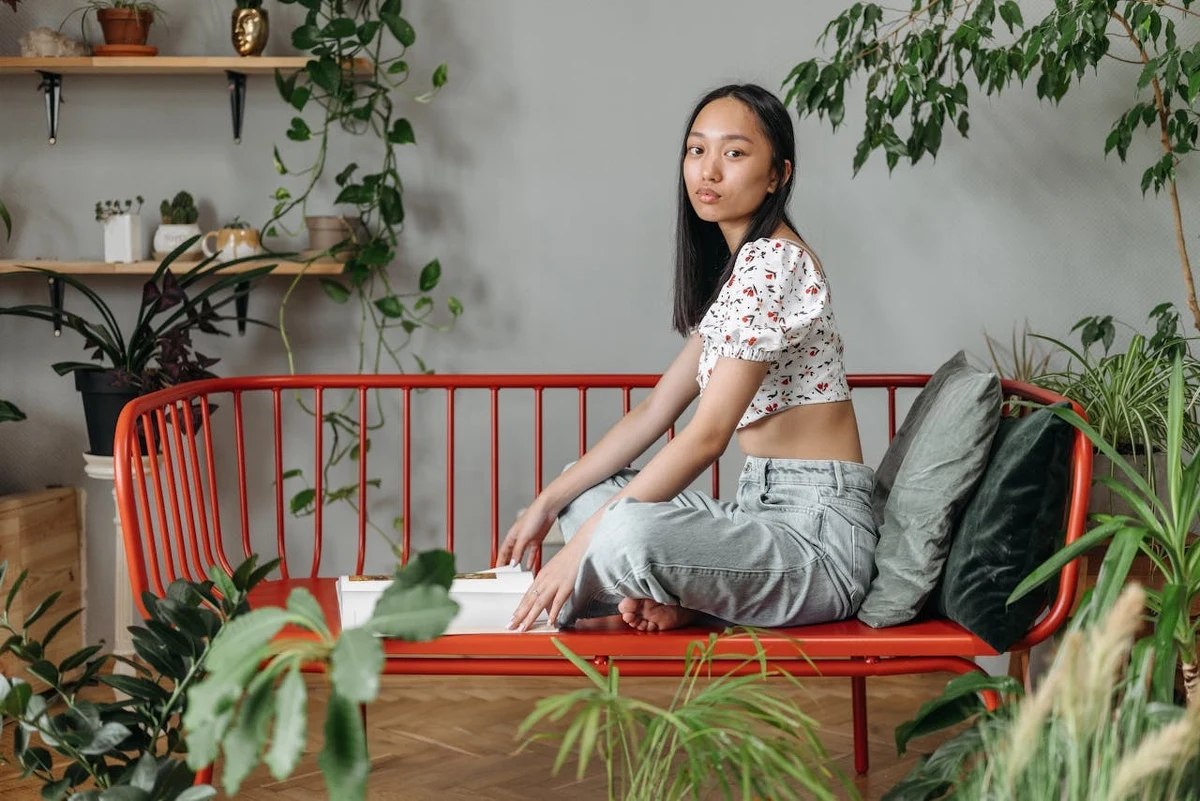 Chyba każdy z nas spotkał się kiedyś z sytuacją, gdy włożył na siebie strój wydający się niekompletny. Może brakowało w nim drobnego dodatku, który dodałby całości charakteru i podkreślił indywidualny styl? Problem czasami tkwi w szczegółach. Sprawdź, jak dopełnić stylizację, która wydaje się niedopracowana.