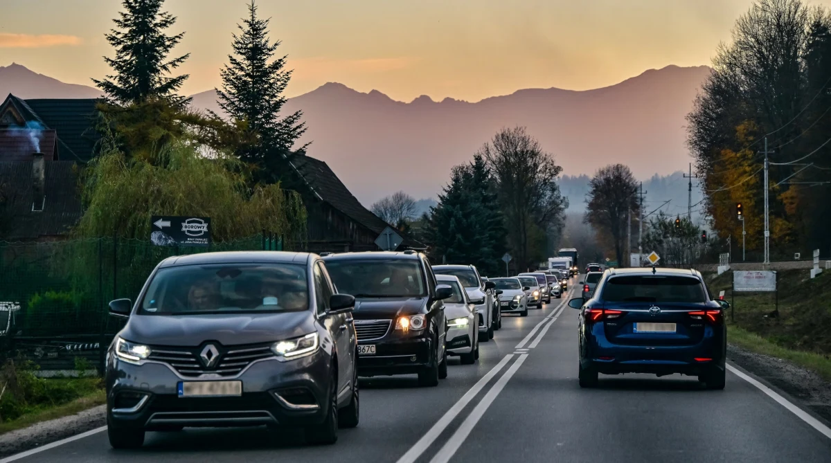 Nadchodząca uroczystość Wszystkich Świętych sprawi, że jak co roku ruch na ulicach będzie większy. To sprawia, że popyt na paliwo również wzrośnie. Czy w związku z tym na stacjach benzynowych będziemy musieli zapłacić więcej? "Płacimy zdecydowanie mniej niż przed rokiem w okresie Wszystkich Świętych" - mówiła na antenie internetowego Radia RMF24 Urszula Cieślak, ekspert ds. paliw z BM Reflex.