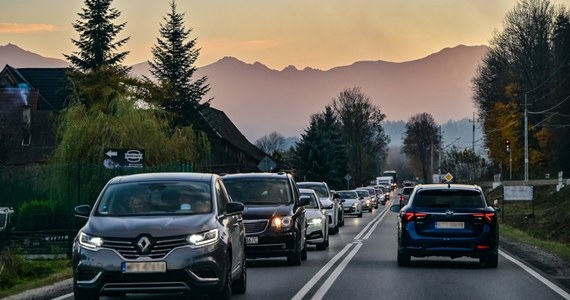 Nadchodząca uroczystość Wszystkich Świętych sprawi, że jak co roku ruch na ulicach będzie większy. To sprawia, że popyt na paliwo również wzrośnie. Czy w związku z tym na stacjach benzynowych będziemy musieli zapłacić więcej? "Płacimy zdecydowanie mniej niż przed rokiem w okresie Wszystkich Świętych" - mówiła na antenie internetowego Radia RMF24 Urszula Cieślak, ekspert ds. paliw z BM Reflex.