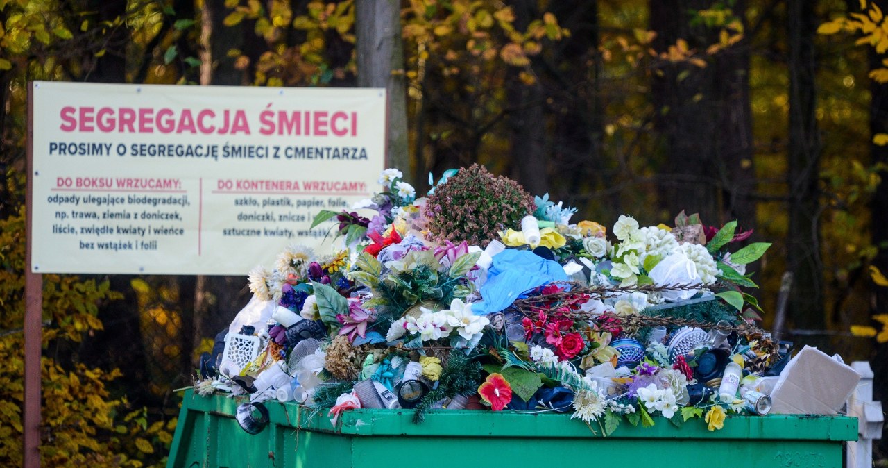 Stare znicze i kwiaty. Czy śmieci z cmentarza trzeba segregować? wiadomości,aktualności,Interia Stare znicze i kwiaty. Czy śmieci z cmentarza trzeba segregować?