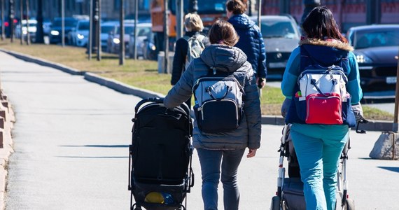 "800 plus będzie wypłacane na każde dziecko tak długo, jak ja będę odpowiadał za pracę tego rządu" - zadeklarował premier Donald Tusk. W ten sposób odpowiedział na pytanie, czy rząd planuje likwidację lub ograniczenie programu. 