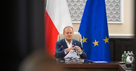 Rząd zapoznał się z pierwszym raportem z prac komisji ds. badania wpływów rosyjskich i białoruskich. Donald Tusk poinformował, że szczegóły raportu przedstawi w środę gen. Jarosław Stróżyk. "Słowa, które mi utkwiły w pamięci z krótkiej prezentacji na posiedzeniu rządu, to: Macierewicz, prokuratura i zdrada" - powiedział premier.