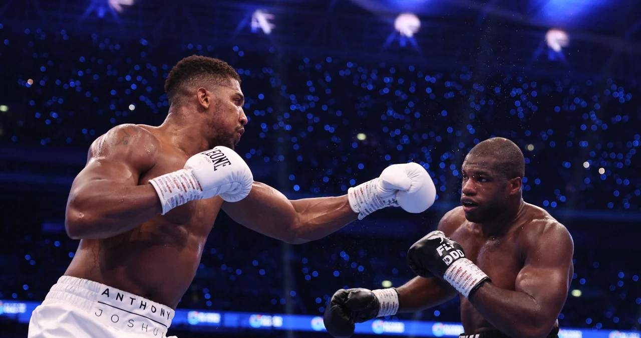 Anthony Joshua (z lewej) w walce z Danielem Dubois