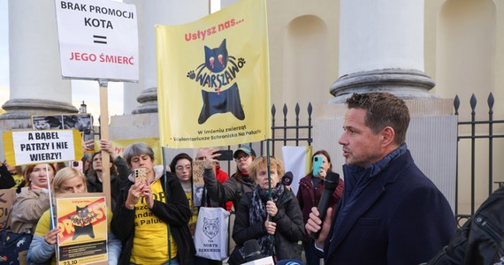 Wolontariusze ze schroniska na Paluchu spotkali się z prezydentem Rafałem Trzaskowskim. Włodarz miasta zaprosił ich na rozmowy, po tym jak zorganizowali protest przed ratuszem. Domagali się oni interwencji władz w sprawie polityki obecnego kierownictwa schroniska.