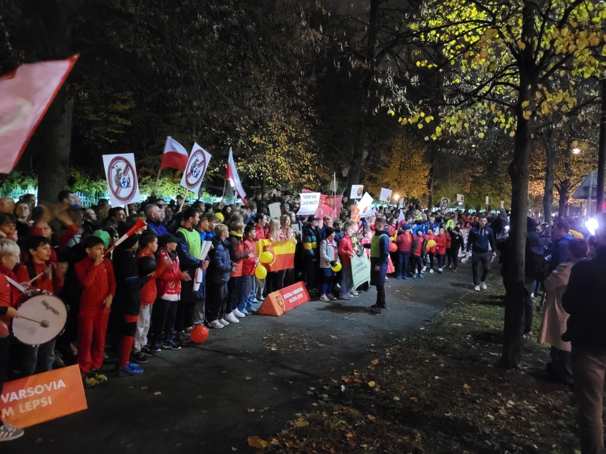 We wtorek przed kancelarią premiera w Warszawie protestowało kilkuset młodych piłkarzy. To podopieczni najpopularniejszej w Polsce szkółki piłkarskiej, którzy w czerwcu przyszłego roku stracą miejsce do trenowania w stolicy.