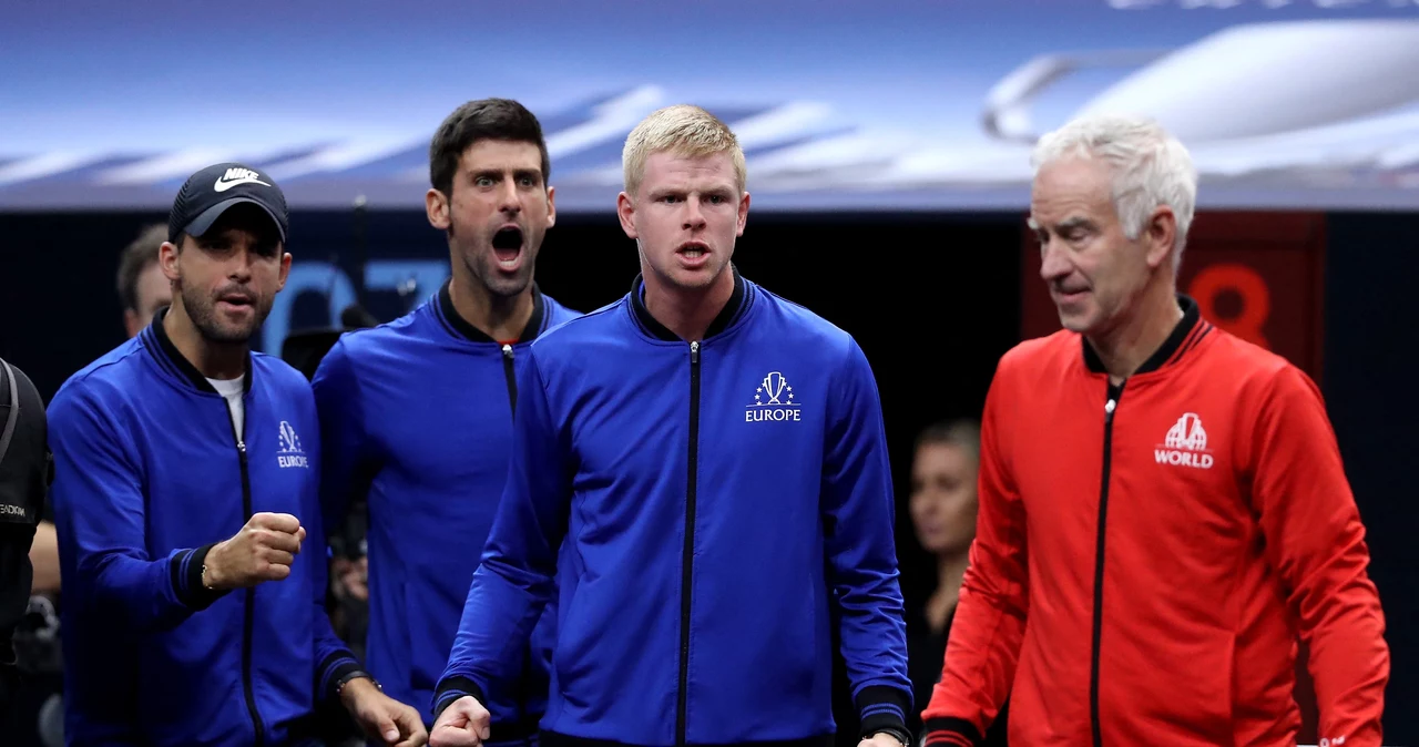 Kyle Edmund (drugi z prawej, między Johnem McEnroe i Novakiem Djokoviciem) pokonany w USA przez Maksa Kaśnikowskiego