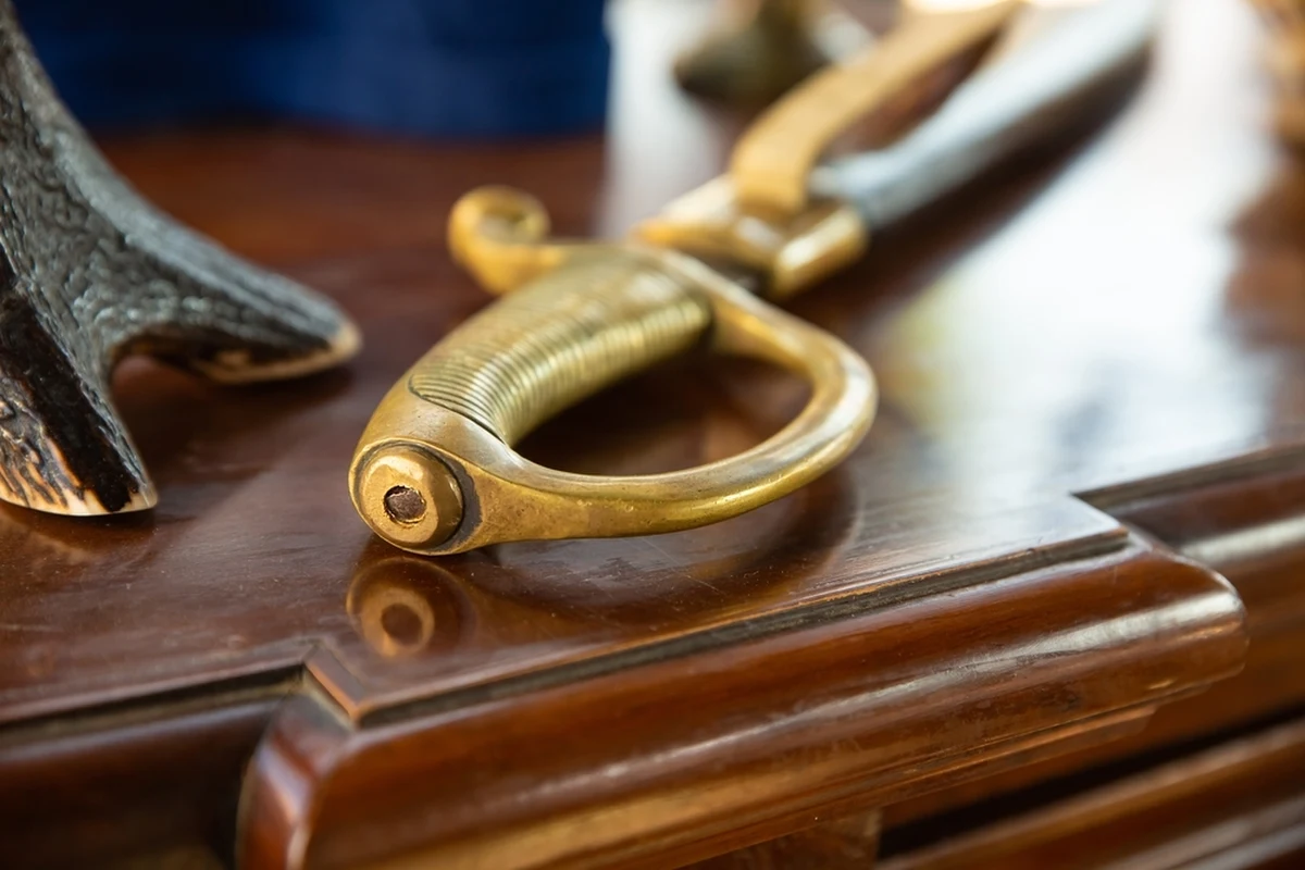 Niedługo we Francji rozpocznie się wielkie "szukanie skarbu". Chodzi o niezwykłą atrakcję, która otwarta będzie również dla turystów. W ziemi zakopany zostanie pozłacany miecz z drogocennym kamieniem, który warty jest ćwierć miliona euro. Później organizatorzy tej gry terenowej będą sprzedawali kuferki z zagadkami, których rozwiązanie ma umożliwić uczestnikom odnalezienie wspomnianego "skarbu".