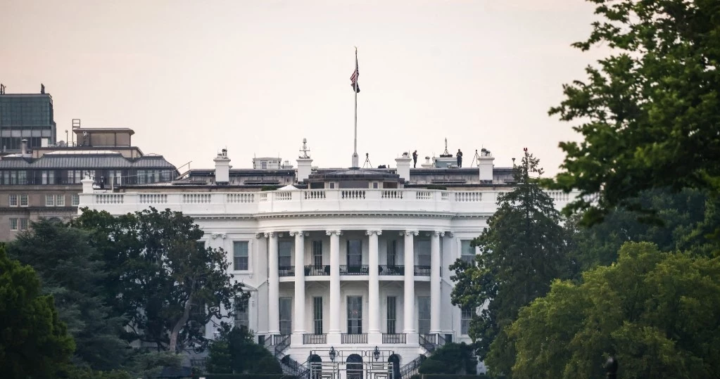 Biały Dom w Waszyngtonie. Osoby powiązane z Donaldem Trumpem i Joe Bidenem miały paść ofiarą hakerów 