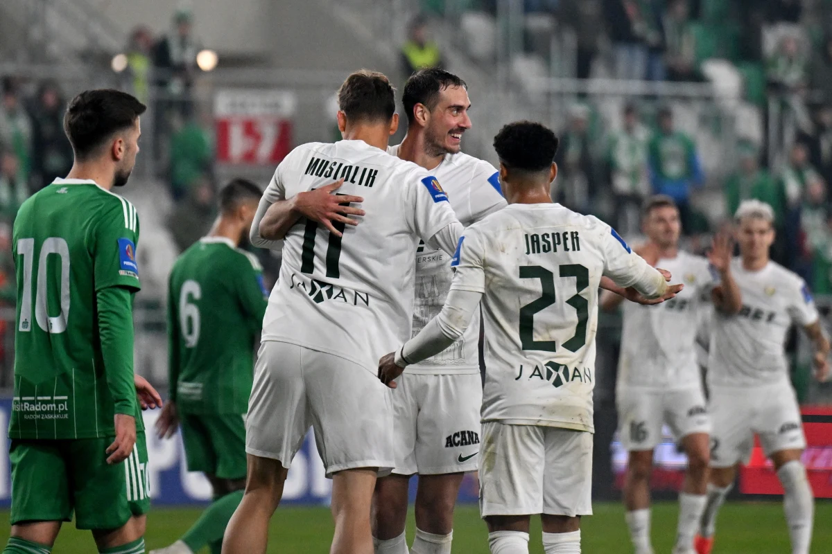 Piłkarze Śląska Wrocław wygrali na wyjeździe z Radomiakiem 3:0 w 1/16 finału Pucharu Polski. To była jedyna para na tym szczeblu złożona z dwóch drużyn ekstraklasy. Dopiero po dogrywce awans w Opolu wywalczyła Pogoń Szczecin. We wtorek rozegrano pięć meczów, pozostałe w środę i czwartek.