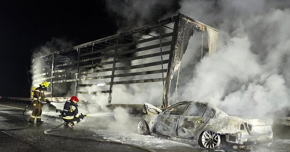 Tragiczny wypadek na A2 w Wielkopolsce. W Prądówce dwie osoby zginęły, a dwie zostały ranne po tym, gdy samochód osobowy zderzył się z ciężarówką.