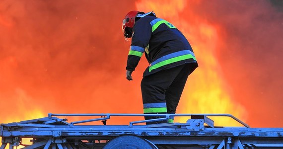 Nocny pożar w Zabrzu. Z kamienicy ewakuowano 13 osób, 5 trafiło do szpitala.