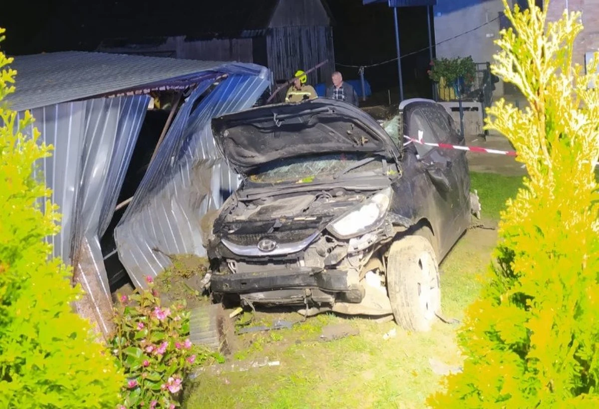 Dwoje dzieci zostało rannych w wyniku wypadku, do którego doszło w miejscowości Karniewo w powiecie ciechanowskim na Mazowszu. Kierująca samochodem osobowym wypadła z drogi i uderzyła w blaszany garaż. Była pod wpływem alkoholu.