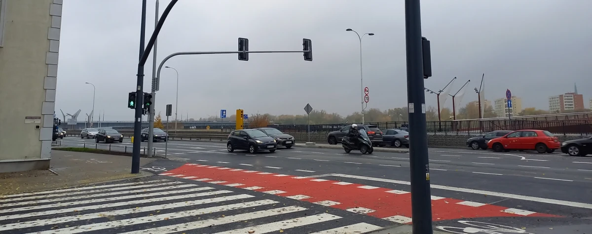 Nowe przejście dla pieszych powstało po południowej stronie skrzyżowania ul. Karowej z Wybrzeżem Kościuszkowskim w Warszawie. Będzie znacznym ułatwieniem dla osób z niepełnosprawnością ruchową czy rodziców z dziećmi w wózkach. 