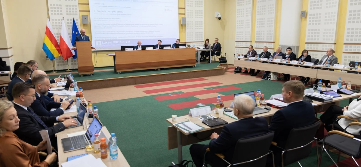 Do przyszłego tygodnia została zawieszona sesja sejmiku województwa podlaskiego. Po kilku godzinach obrad radni Prawa i Sprawiedliwości opuścili salę, zrywając tym samym kworum. W oświadczeniu twierdzą, że przewodniczący sejmiku Cezary Cieślukowski ograniczał możliwość zabierania głosu i zadawania pytań.