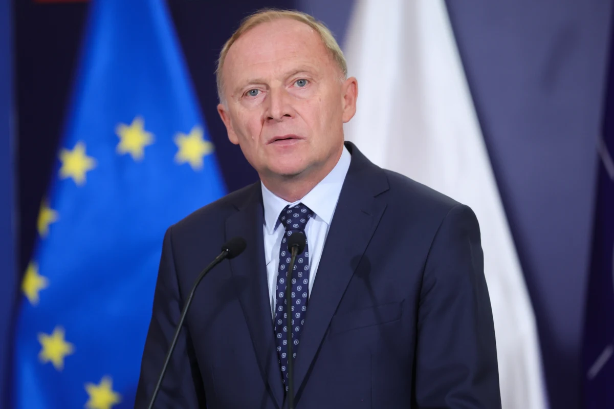 Prokuratorzy zarzucają wiceministrowi spraw wewnętrznych, że zagroził bezpieczeństwu funkcjonariuszy sprowadzających Pawła S. do kraju. Wiceszef MSWiA Czesław Mroczek ujawnił dziś, że ścigany za wyłudzanie pieniędzy z państwowej kasy szef marki odzieżowej Red is Bad jest właśnie transportowany do Polski z Dominikany.