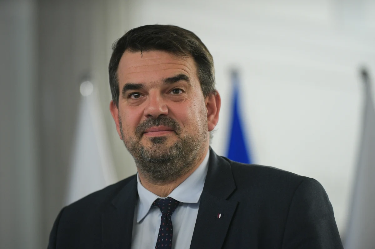 Wiceminister rozwoju i technologii Jacek Tomczak pod ostrzałem. Minister Krzysztof Paszyk w trybie pilnym wezwał Tomczaka do złożenia wyjaśnień i odniesienia się do doniesień medialnych. W artykule Wirtualnej Polski zarzucono wiceministrowi współpracę z deweloperami poprzez jego kancelarię notarialną.