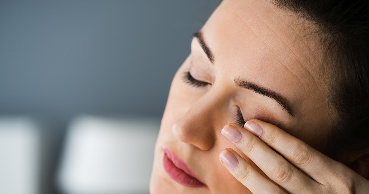 Nie tylko spojówki lub alergia. Czerwone oko rano to skutek zaniedbań