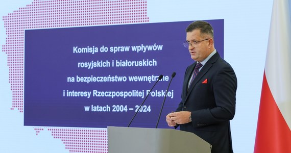 Komisja ds. badania wpływów rosyjskich i białoruskich złoży wniosek do prokuratury ws. możliwości dopuszczenia się przez byłego szefa MON Antoniego Macierewicza zdrady dyplomatycznej - mówił gen. Jarosław Stróżyk, prezentując raport z prac komisji do spraw badania wpływów rosyjskich i białoruskich w latach 2004-2024. Chodzi o wycofanie się resortu z planów kupna wielozadaniowego samolotu tankowania powietrznego.