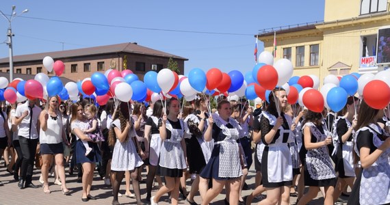 Na początku września 2024 roku, w czasie forum ekonomicznego we Władywostoku, Władimir Putin został zapytany, który z kandydatów na prezydenta USA cieszy się jego największym poparciem. "Biden" - odpowiedział bez wahania i dodał z ironicznym uśmiechem: "ale skoro on wycofał się z wyścigu i wskazał Kamalę Harris, będziemy wspierać ją". W kluczowych dla wyborów prezydenckich stanach Ameryki urzędnicy szykują się na zamieszki i falę dezinformacji. Być może za późno. Rosjanie, jak obiecywał Putin, są gotowi od dawna.