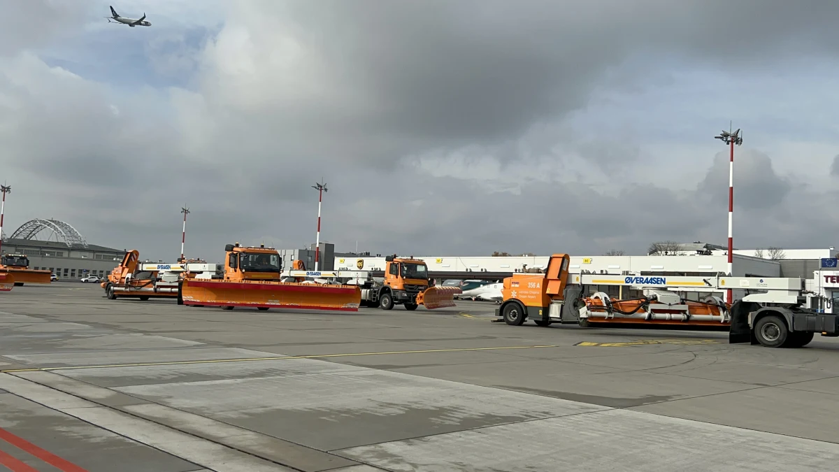 16 specjalistycznych zestawów odśnieżających, 7 kompaktowych oczyszczarek, 3 maszyny osłony chemicznej - to tylko część sprzętu, jaki pracuje zimą na Lotnisku Chopina. Pojazdy mają w czasie jednego przejazdu odśnieżyć drogi startowe i zabezpieczyć płytę lotniska przed oblodzeniem. W środę odbyła się specjalna parada, podczas której zaprezentowano sprzęt.