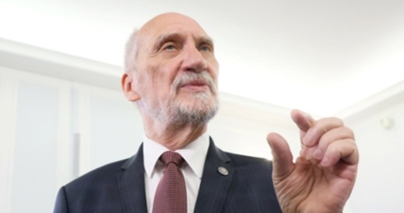 "Polacy mają nie znać prawdy (...). Cały samolot ma ślady wybuchów i materiałów wybuchowych" - powiedział w środę były szef MON Antoni Macierewicz. Na spotkaniu, które zorganizował, zjawili się także - jak powiedział Macierewicz - przedstawiciele podkomisji smoleńskiej, m.in. Wojciech Fabianowski i kpt. Janusz Więckowski.