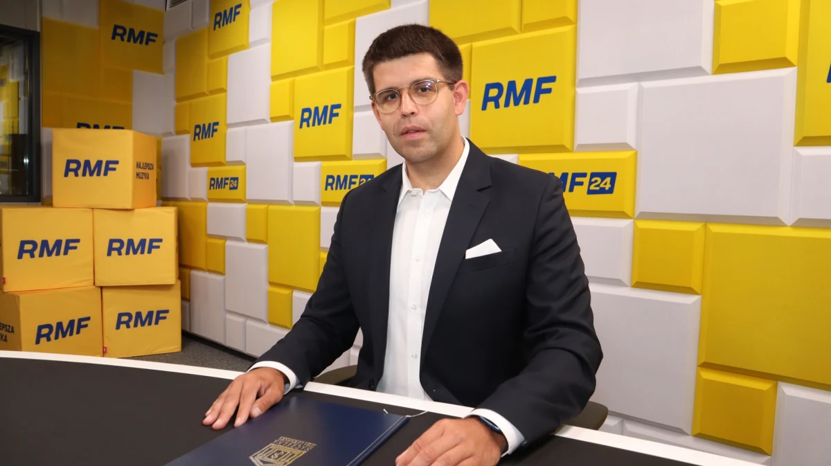 Łukasz Jankowski, prezes Naczelnej Izby Lekarskiej w Rozmowie o 7:00 w RMF24 krytycznie odniósł się do wypowiedzi minister zdrowia Izabeli Leszczyny, która mówiła, że widziała faktury lekarzy na 299 tys. zł. „Przeanalizowaliśmy dane, na które powołuje się Ministerstwo Zdrowia, o lekarzach zarabiających powyżej 100 tys. zł miesięcznie. Jest ok. 200, może 250 takich lekarzy” - powiedział prezes NIL. Z tych samych danych wynika, że mediana zarobków lekarzy wynosi ok. 14 tys. zł brutto - zwrócił uwagę Łukasz Jankowski.