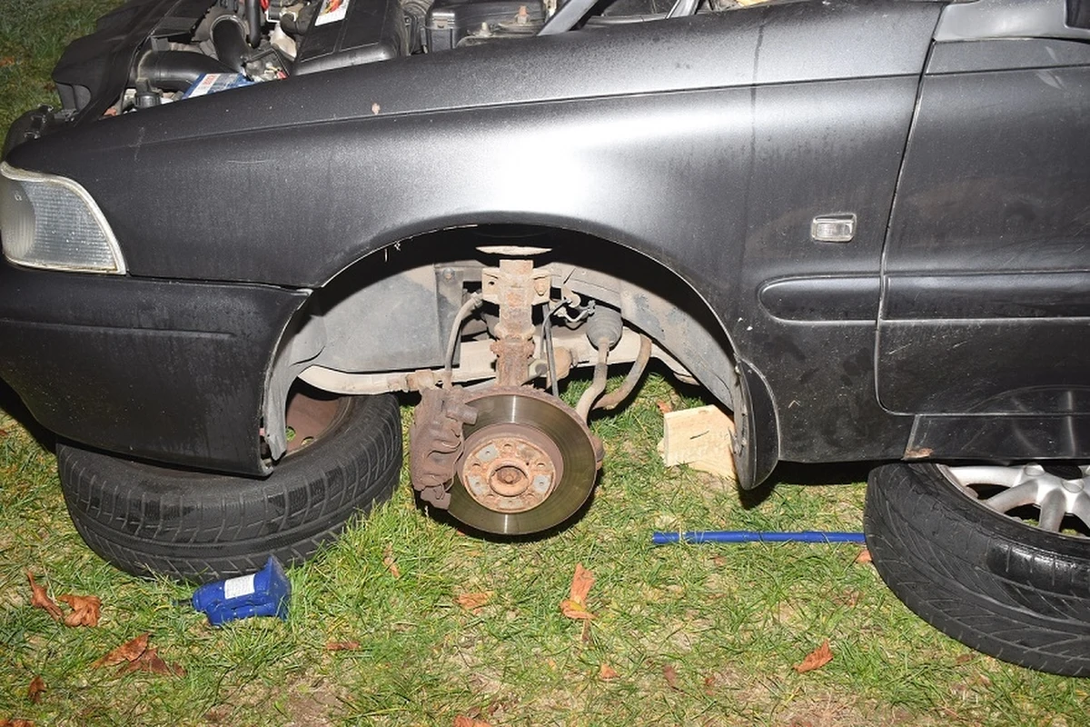 Policjanci wyjaśniają okoliczności tragicznego wypadku, do którego doszło na jednej z posesji w lubelskiej gminie Łomazy. 56-latek prawdopodobnie zmieniając koła w samochodzie został przygnieciony przez niezabezpieczone auto. Mężczyzna zmarł.