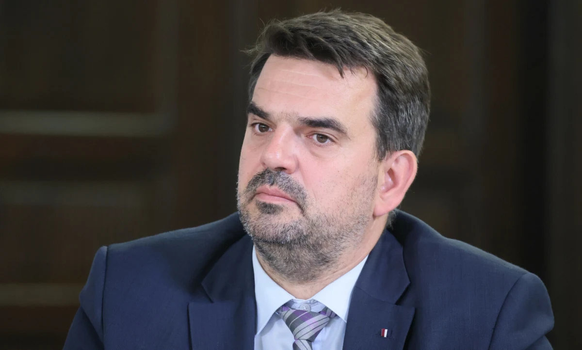 Jacek Tomczak złożył rezygnację. Dymisja wiceministra rozwoju i technologii to pokłosie doniesień medialnych - w artykule Wirtualnej Polski zarzucono wiceszefowi resortu współpracę z deweloperami poprzez jego kancelarię notarialną. W wydanym później oświadczeniu polityk poinformował, że wystąpi na drogę sądową zarówno przeciwko autorowi materiału, jak i redakcji WP.