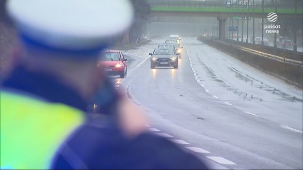 Ruszamy w drogę. Polacy wyjeżdżają na groby bliskich. Jesienna szaruga, mokra nawierzchnia i wcześniej zapadający zmrok testują umiejętności kierowców. Policjanci apelują o rozwagę, ale najlepiej, gdy o swoje bezpieczeństwo zadbamy sami.