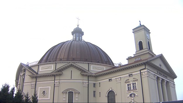 Już nie tylko prywatni właściciele, urzędy czy osiedla inwestują w fotowoltaikę. Z duchem ekologii postanowił iść także kościół. Jedna z bydgoskich parafii stawia na odnawialne źródła energii i ciepła. Eksperci nie mają złudzeń, proekologiczne rozwiązania to przyszłość i konieczność, warto o tym pamiętać, także pamiętając o zmarłych. Dla ''Wydarzeń'' Iwona Urbańska.