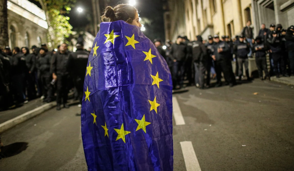 Komisja Europejska poinformowała, że zawiesiła proces akcesyjny z Gruzją i nie przywróci go, jeśli kraj nie zacznie przestrzegać wartości UE, w tym nie wyjaśni nieprawidłowości podczas ubiegłotygodniowych wyborów parlamentarnych. Stwierdzili je międzynarodowi obserwatorzy, w tym ci z OBWE.