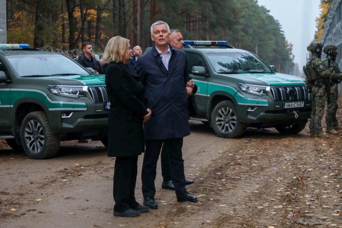 Szefowie MSW Polski i Niemiec złożyli w środę wizytę na przejściu granicznym Połowce-Pieszczatka. "Bardzo liczymy, że wprowadzone przez rząd niemiecki kontrole na granicy lądowej Niemiec z różnymi państwami okażą się przejściowe i tymczasowe" - powiedział Tomasz Siemoniak. "Zniesienie kontroli będzie możliwe, kiedy spadnie liczba prób nielegalnego przekroczenia granicy" - odpowiedziała Nancy Faeser.