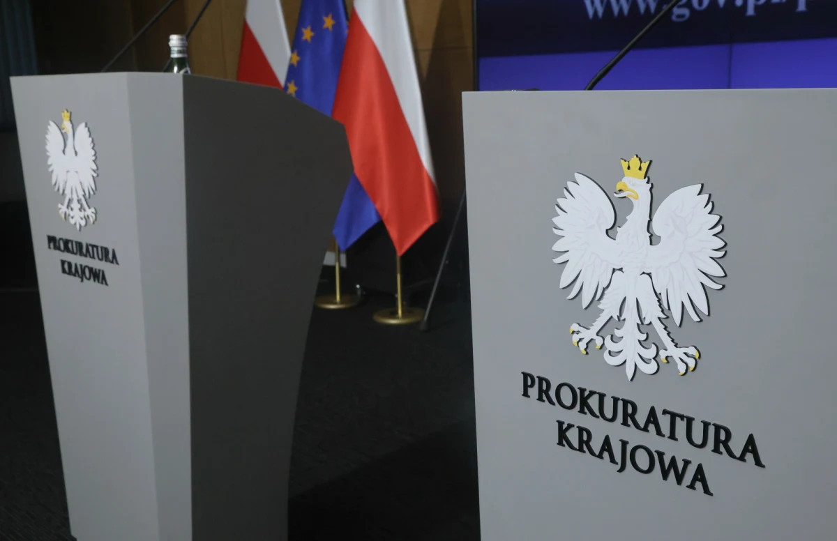 Zarzuty przekroczenia uprawnień i niedopełnienia obowiązków, przywłaszczenia mienia wielkiej wartości i prania pieniędzy usłyszało w środę pięć osób zatrzymanych w śledztwie dotyczącym Funduszu Sprawiedliwości. Wobec dwóch z nich są wnioski o areszt - poinformował rzecznik Prokuratury Krajowej Przemysław Nowak.