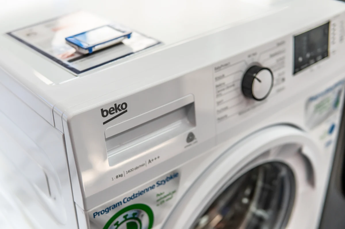 Związki zawodowe działające w łódzkiej fabryce firmy Beko porozumiały się z zarządem producenta sprzętu AGD w sprawie zamknięcia zakładu. Pracę straci 1100 osób, które - jak poinformował koncern - otrzymają odprawy zależne od stażu pracy.