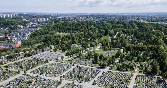 Od czwartku wchodzą w życie zmiany w organizacji ruchu związane z uroczystościami Wszystkich Świętych. W Trójmieście niektóre ulice zostaną wyłączone z ruchu. Do tego na trasy wyjadą dodatkowe linie komunikacji miejskiej. Bezpieczeństwa pilnować będzie kilkuset policjantów. 