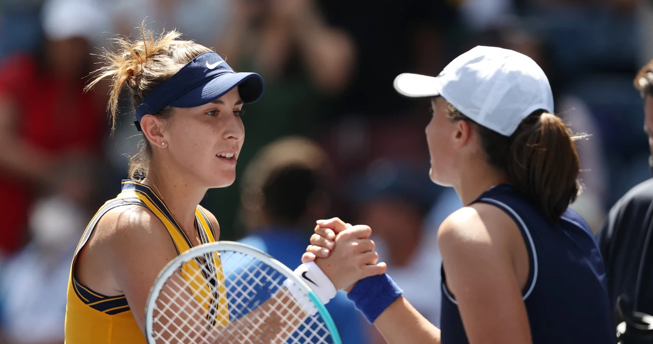 Belinda Bencic z Igą Świątek. W 2021 roku w US Open lepsza była Szwajcarka. Ostatnie ich starcie, w Wimbledonie'23, Polka wygrała po thrillerze 