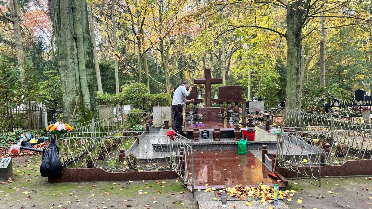 Szczecin wprowadza czasową organizację ruchu wokół cmentarzy. Ma to ułatwić dotarcie do nekropolii oraz zapewnienie bezpieczeństwa pieszym i kierowcom. Wprowadzone zostaną tymczasowe zamknięcia ulic, ograniczenia prędkości, a także zmiany w funkcjonowaniu komunikacji miejskiej.