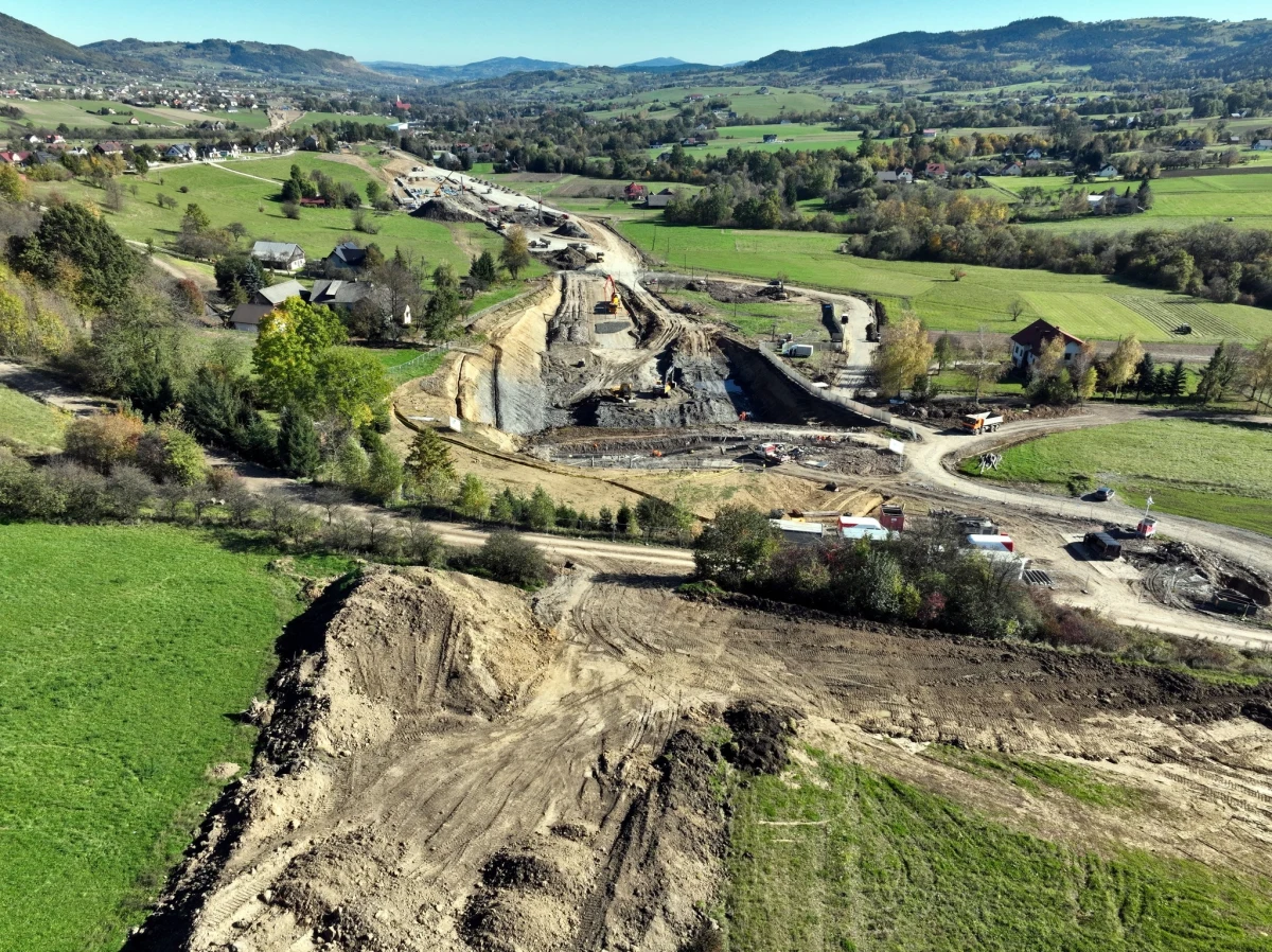 Specjalna maszyna z Chin ma wydrążyć najdłuższy tunel kolejowy w Polsce na trasie Podłęże-Piekiełko. Maszyna przeszła już testy w fabryce i jest przygotowywana do transportu do Polski.