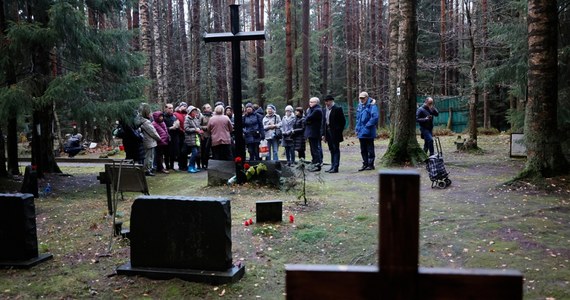 ​Na cmentarzu w Lewaszowie w Petersburgu doszło do kolejnego incydentu w miejscu upamiętnienia polskich ofiar represji. Prowokatorzy zakłócili uroczystości z udziałem konsula RP, po czym pracownicy cmentarza zdemontowali symboliczną makietę pomnika.